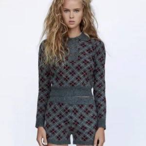 zara tröja - knappt använd stickad tröja från zara i nyskick, nypris 400kr. Så fin men säljer pga fel storlek