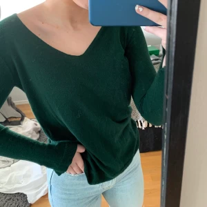 Tröja  - Säljer denna jätte fina tröja ifrån mango i så fin grön färg, den har en slits vid ärmen (se bild 3) 💚 inte använd alls många gånger och är i jätte bra skick. Köpare står för frakt 