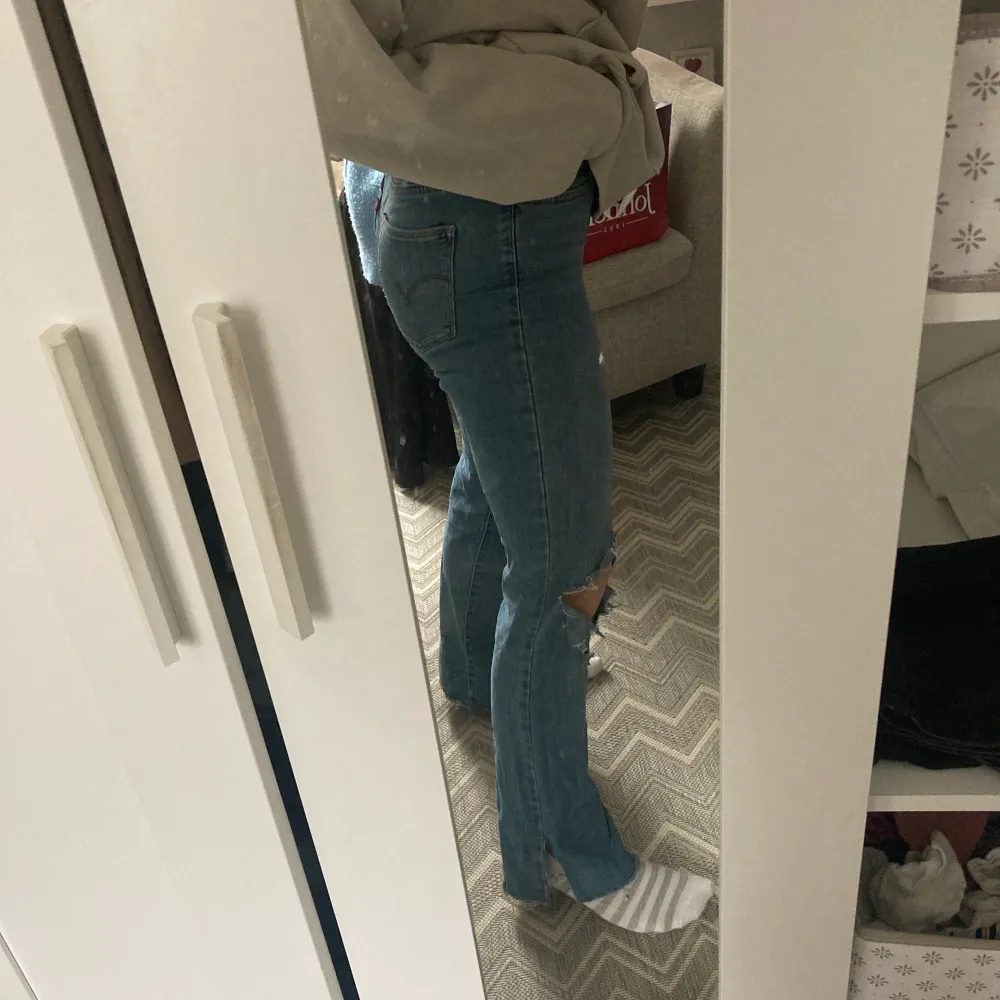 Säljer mina gamla Levis jeans som är såå stretchiga och sköna! Klippt hålen och slitsen sjölc men fortfarande så bra kvalité. Jag är 163 cm lång och de går ner till fötterna på mig! Passar mig som har 36 i jeans men är stretchiga så passar såklart större! Köpta för 500 en säljer för 180!💕 . Jeans & Byxor.