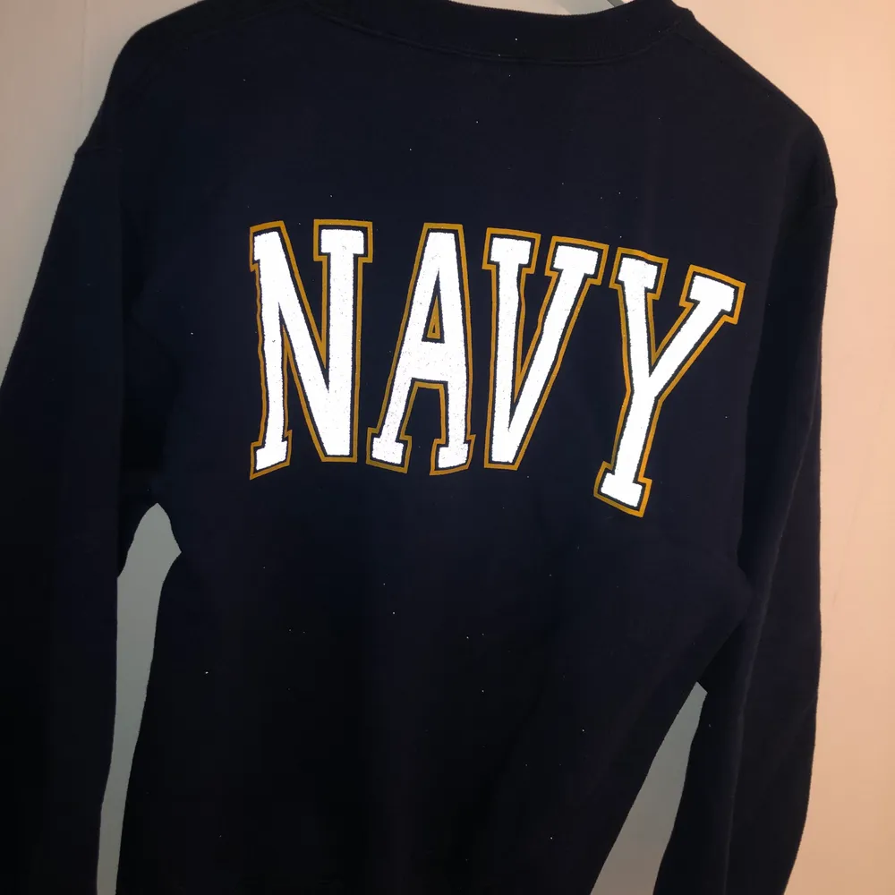 Mörkblå United States Navy sweatshirt med reflextryck. Väldigt bekväm. Hoodies.