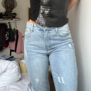 Snygga ljusa jeans - Ljusa jeans med lite slitningar och glitterdetaljer längst ner!✨ använda en gång