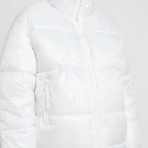 Vit puffjacka - Säljer min jacka från weekday. Använd fåtal gånger, fint skick. Köptes i december. Är du nyfiken kan jag skicka bilder på själva jackan då den har en liten fläck. FRAKT INGÅR INTE I PRISET.