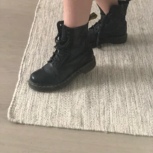 Äkta dr martens  - Dr Martens Pascal i färgen black noir. De är använda och skosnörena kan behövas bytas ut, men de är fortfarande i fint skick! 