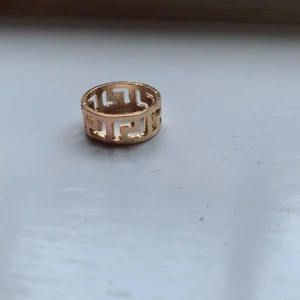 Ring - Jätte snygg ring som jag köpte några dagar sedan! Jätte fin att ha på sig, inte smutsig, blir budgivning och lägsta hittills är 40❤️, den var lite för stor på mig och den är jätte fin att ha på sig på sommaren tex