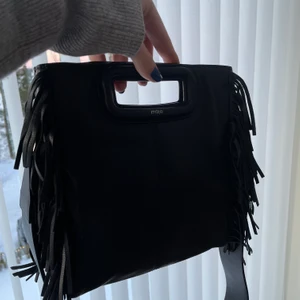 Maje handväska- black - En nästintill oandvänd Maje väska i svart skinn. Superfin och superlätt att styla, disskuterar gärna priset! 