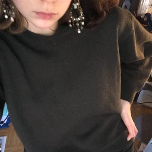 Jätteskönt hoodie! - En jättefin hoodie med hög kvalité! Den har blivit lite för liten för mig så säljer vidare den!