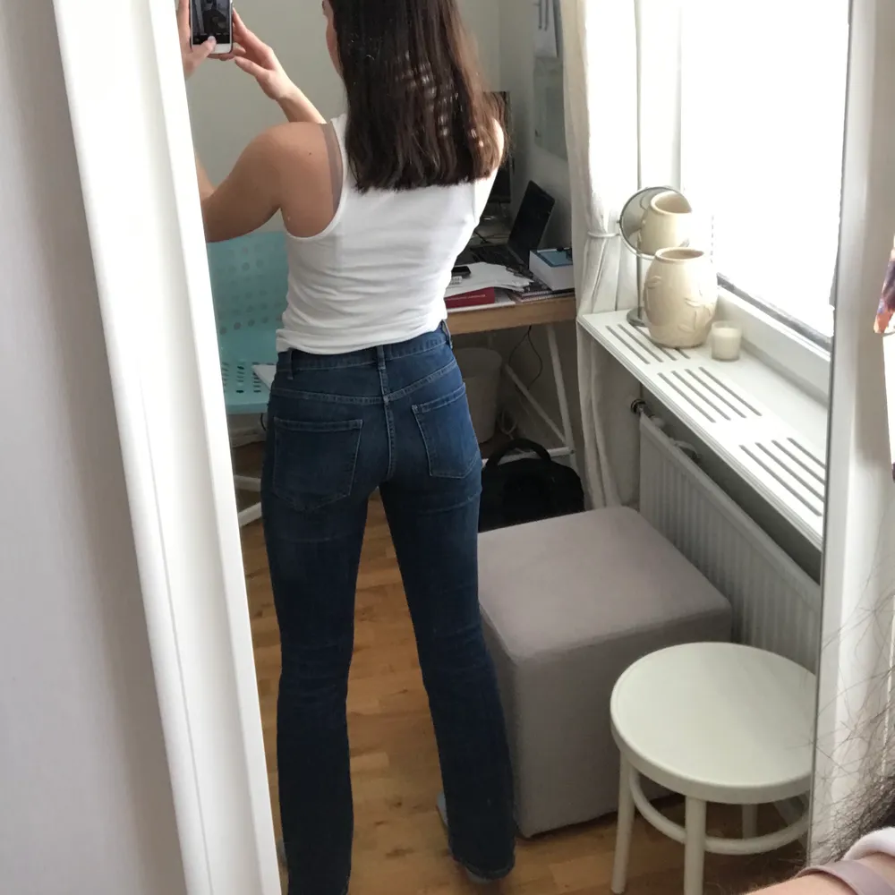 Super snygga jeans från Lindex i modellen Karen. Jag är 1,69 benen slutar precis nedanför ankeln på mig. Säljer på grund av att jag har ett par liknande. Bra skick. Köpte för 400kr🦋🤗. Jeans & Byxor.