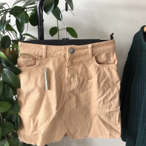 beige jeanskjol - Helt ny med prislapp på, säljer pga fel storlek