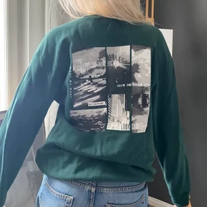 grön collegetröja - Skitcool grön collegetröja💚 hör av er för frågor eller fler bilder! Flera intresserade så BUDA I KOMMENTARERNA 