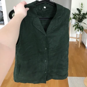 Linneskjorta  - Kortärmad grön linneskjorta i 100% lin. Blusen har fickor på sidorna och i princip helt oanvänd. Om du köper någonting i min shop för över 50kr så får du något för 20kr på köpet (det finns en hel del att välja bland).