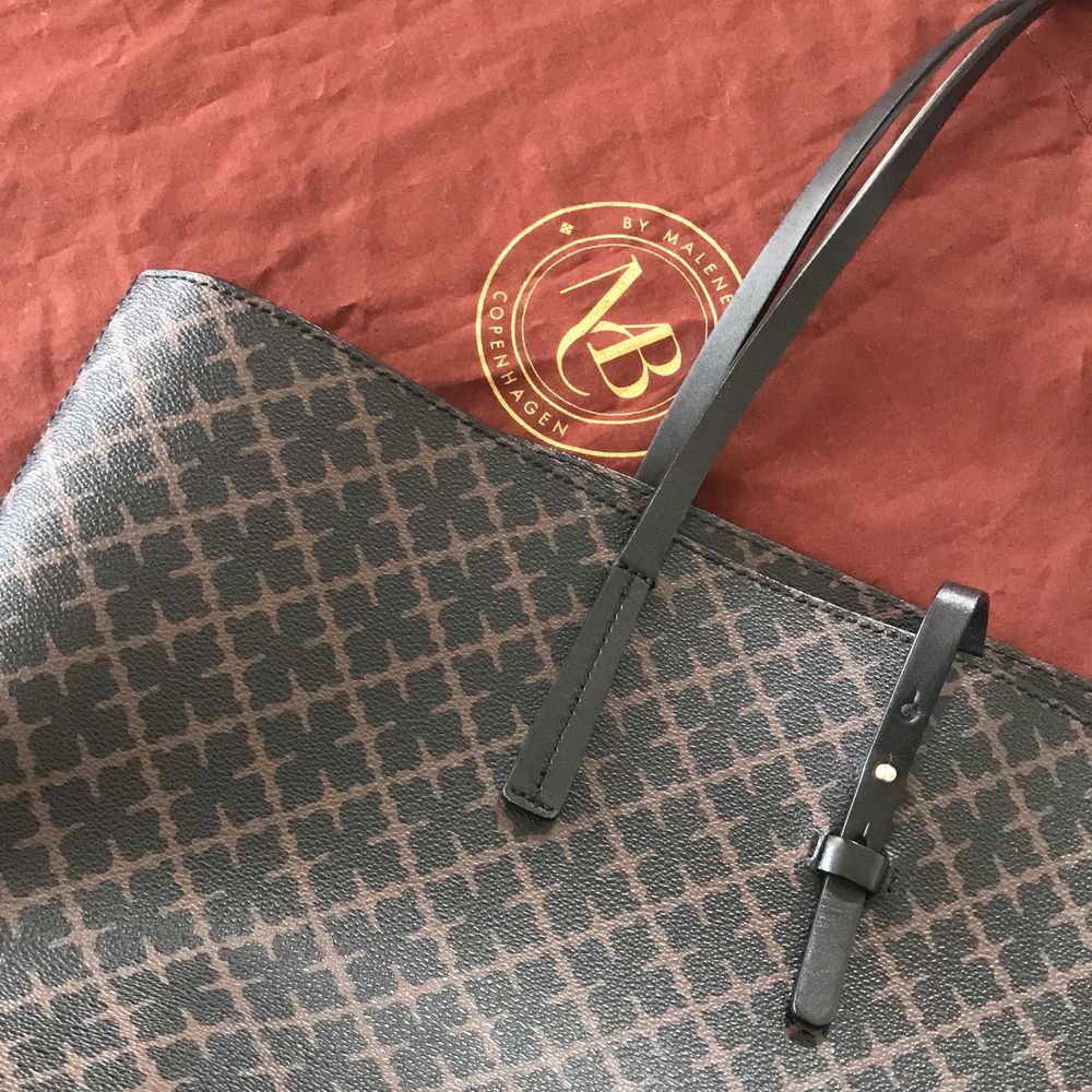 Säljer nu min väska från By Malene Birger. Jag säljer den eftersom den inte kommer till andvändning. Den är köpt för 1799 danska kroner och jag säljer den för 1300kr. Köparen står för frakt! Kan även mötas upp i Malmö. Den är andvänd ett par fåtal gånger i noggrant skick. Vid flera frågor/ bilder kontakta gärna. . Väskor.