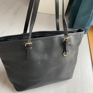 Svart väska  - Väska använd 1 gång. Michael kors inspirerad. Stor och rymlig 