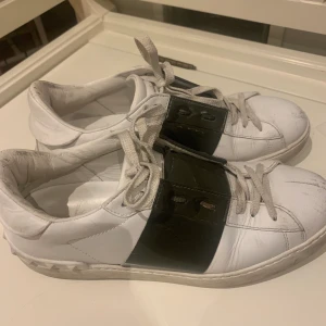 Valentinoskor - Jättesnygga mörkgrönt lackade valentinoskor köpta här på Plick, men de var tyvärr för stora för mig💕💕💕 De är lite smutsiga men om man fixar de kan de blir mycket uppfräschta🌸✨ Dustbag medföljer!! Buda gärna