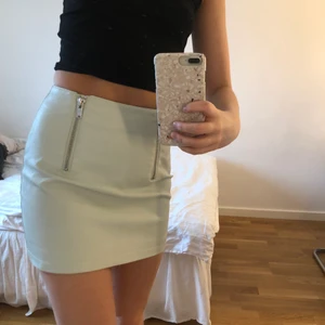 Skinnkjol från Forever 21 - Mintgrön skin kjol storlek XS. Färgen är mest rättvis på första bilden.