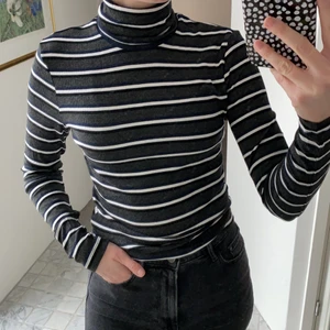 Långärmad turtleneck  - Jättemjuk och skön långärmad polotröja från American Apparel. Randig i mörkgrå, vit, svart och mörkmörkblå 💕 Storlek M men passar en S. 