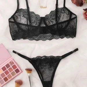 Underklädesset strl. M - Underklädesset från SHEIN, var för liten för mig tyvärr, men jättefin annars! Endast provat överdelen