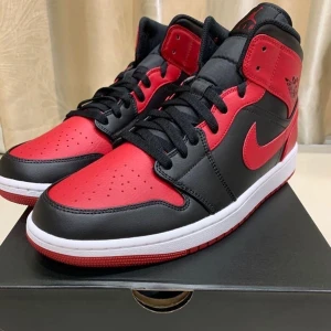 Jordan 1 banner - Storlek US 10. Tar bud från 1800 eller kör direkt för 2200.