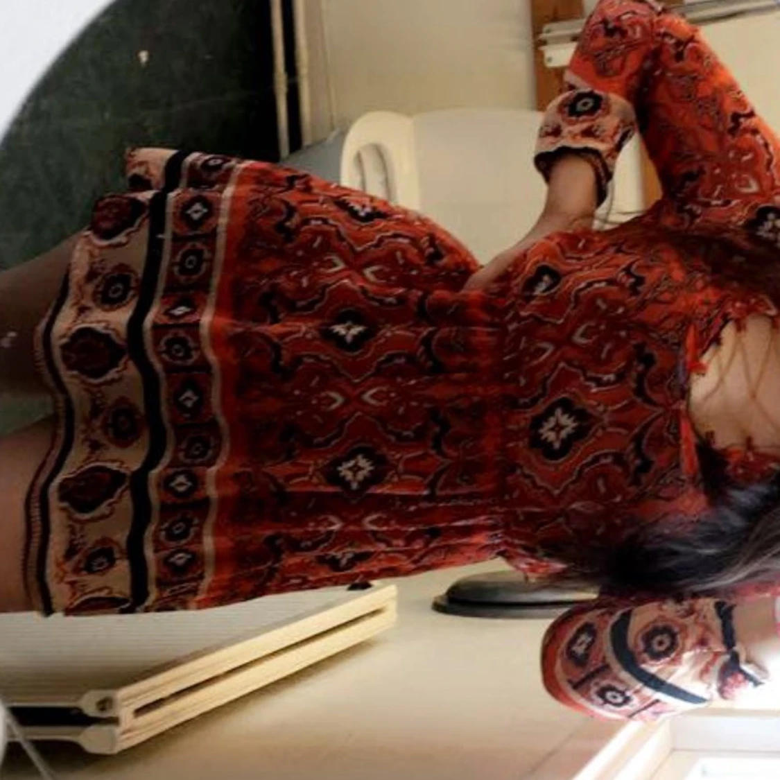 Fin Klänning Med Guld Kedjor vid bröstet - 90