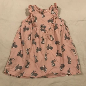 Klänning storlek 74 - Klänning från H&M i storlek 74, fint skick, djur finns i hemmet