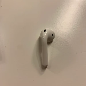 AirPod höger - Säljer min högra airpod, fungerar perfekt. Buda i kommentarerna. Generation 1!