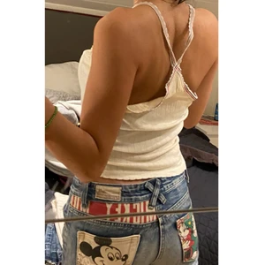 Tommy Hilfiger linne - Tommy Hilfiger linne (banden är väldigt stora, så antingen syr du in dem, eller gör en gullig knut) säljs i befintligt skick, där av det låga priset.