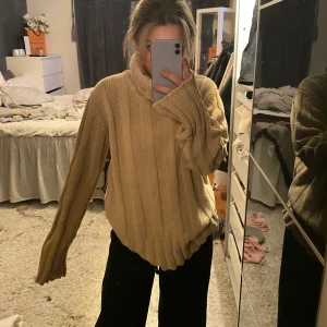 Stickad tröja - Super fin och mysig stickad tröja som är lite oversize 