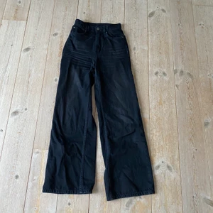 Vida jeans - Säljer mina vida svarta jeans i stl 32 från hm🥰 frakt tillkommer på 66kr som köparen står för :))