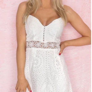 VIT KLÄNNING - jättefin spetsklänning helt oanvänd. 