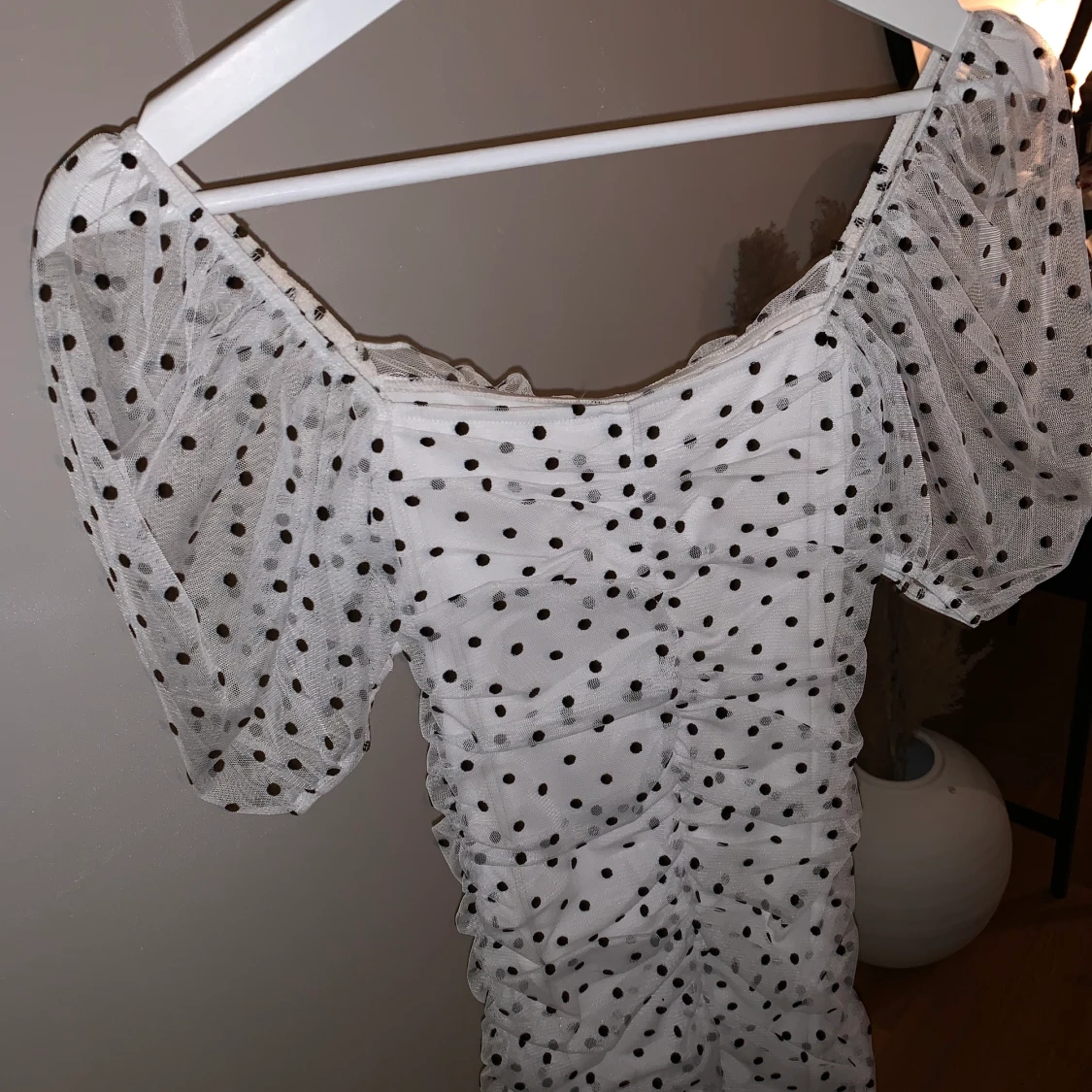 Prickig klänning med puffärm