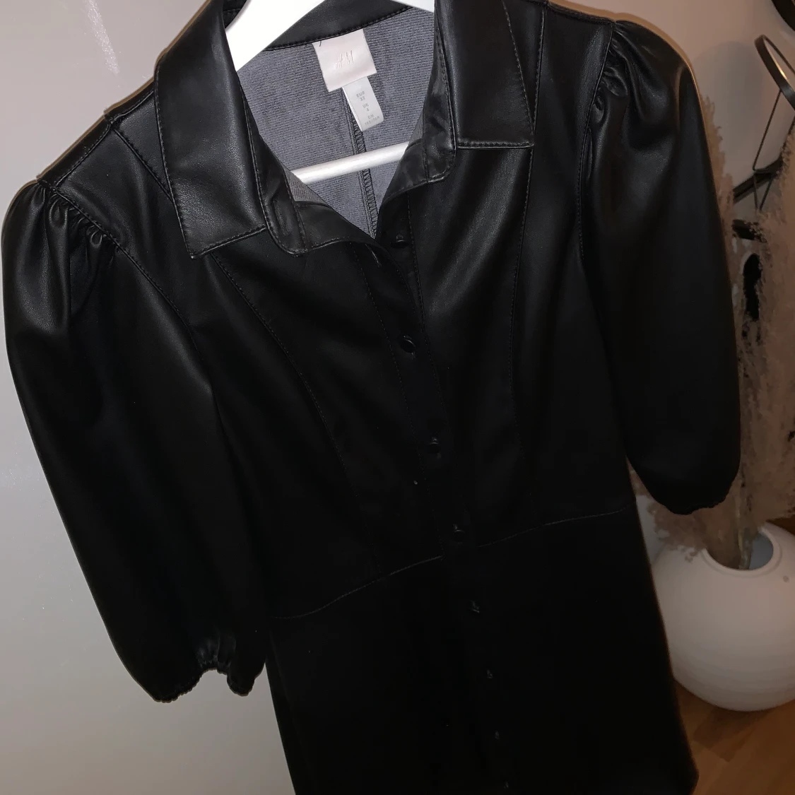 Svart skinnklänning med puffärm - 90