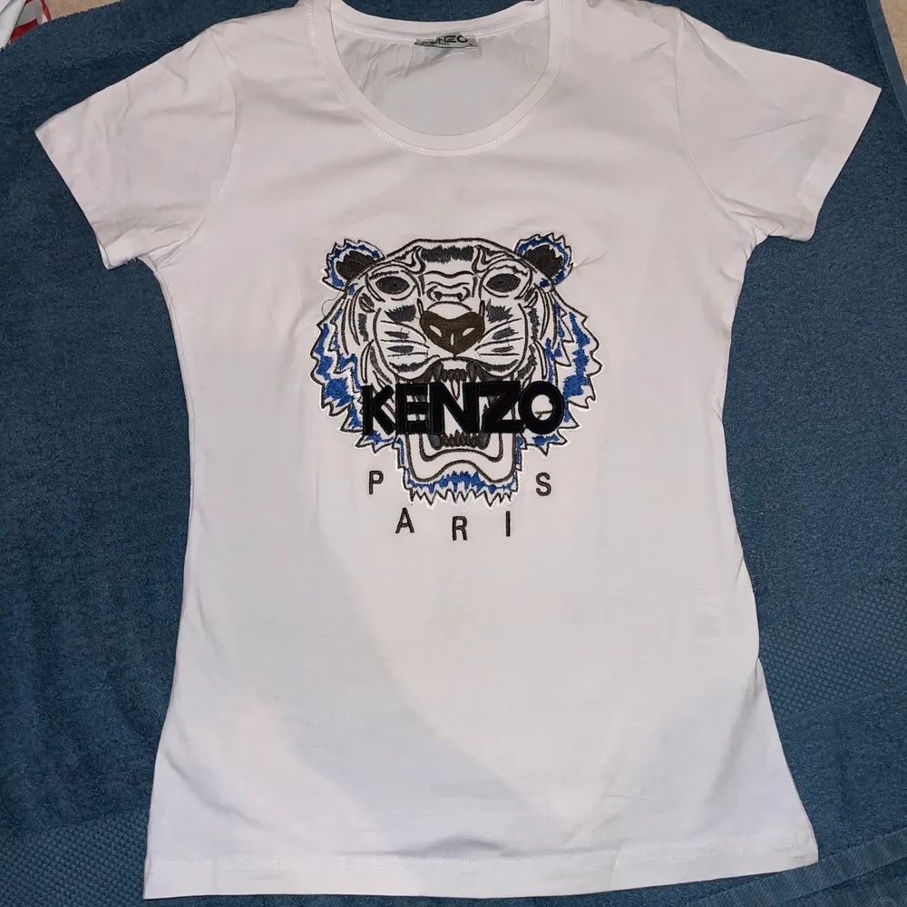 Säljer min kenzo T-shirt äkta som jag köpte för ungefär 3 år sedan, använt den upp till 2 gånger. T-shirts.