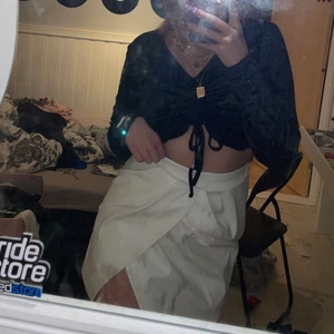 Kjol - Säljer nu min sjukt fina kjol, som jag använt 1-2gånger alltså i ny skick💗, storlek: S/M. Köparen väljer och står för frakten 💗