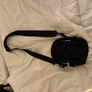 Svart väska  - Väska från monki. Köparen står för frakt!