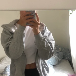 Grå zip hoodie - Väldigt skön zip hoodie som inte kommit till användning för min del, har du någon fråga är det bara att skriva! Köparen står för frakten💗