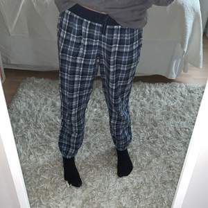 Ett par blåa pyjamas byxor som är väldigt sköna! Lite noppriga men annars i bra skick! Kom privat för fler frågor elle bilder💕