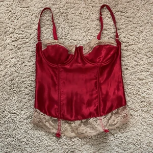 Röd korsett - Sååå fin röd/rosa korsett med beige spets som inte kommer till användning😋 står ej storlek eller märke men skulle säga S och kupa runt 75B