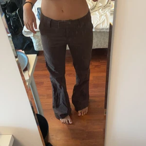 Bruna byxor - Bruna lågmidjade byxor😌😌 perfekt i längden på mig som är 166cm😋 innerbenslängden är 77cm