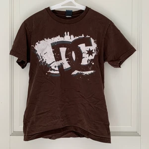 DC tshirt M - DC tshirt stl M. Har ett litet hål på framsidan därav priset. Möts upp i Stockholm och tar bara emot kontanter💕😊