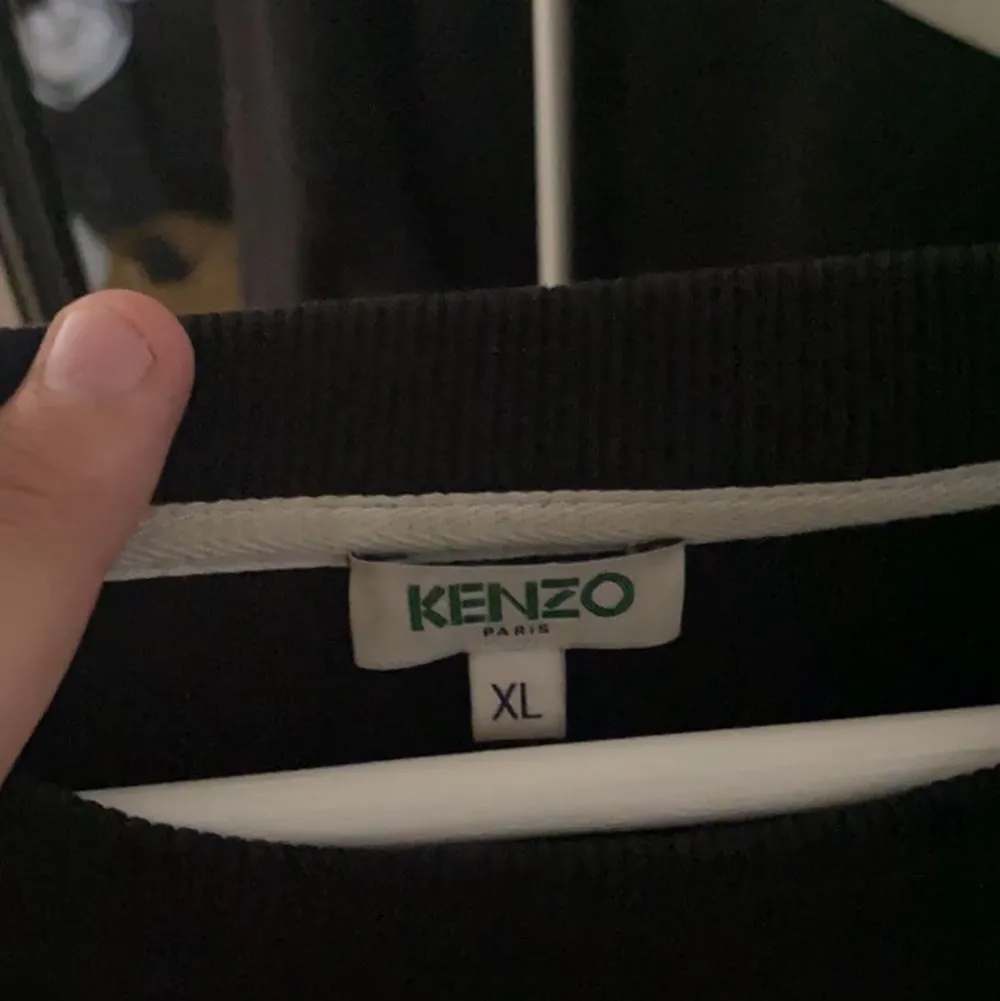 Säljer nu min kenzo tröja som är i toppskick, använd enstaka gånger (inomhus) säljer då den för att den blivit för stor och vill gärna ha en mindre! (byten är intressant annars pengar som gäller) nypris 2300kr finns bevis på äkthet om de behövs! . Tröjor & Koftor.