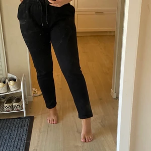 Svarta mjukisbyxor i strl M - Älskar dessa! Men dom har tyvärr blivit för små för min smak.  De är i storlek M men skulle säga att de sitter mer som S.