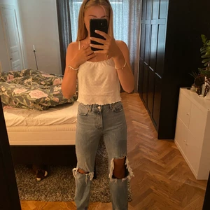 Jeans från mango - Jeans med slitningar från mango. Använda fåtal gånger så i bra skick. Nypris: 499kr. Storlek 36 men passar 34 också!