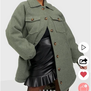 Varm Skjortjacka Storlek 38 Grön Moves - Härlig varm höst/vinterjacka, går ner till låren så lite längre variant, fin grön färg som på första bilderna, en storlek 38 men passar allt från S-L beroende på vilken passform man vill ha! Superskön, säljer då jag redan har en liknade jacka, använd kanske 2 gånger. Märke: Moves Nypris: 1.399