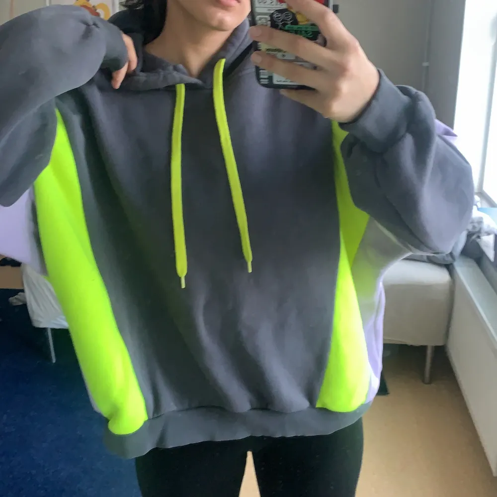 Här är min Neon hoodie som jag inte använder, den är oversize . Hoodies.