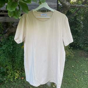 Enfärgad t-shirt från weekday😊 Kolla in mina andra produkter (frakten blir inte mer än 66kr )
