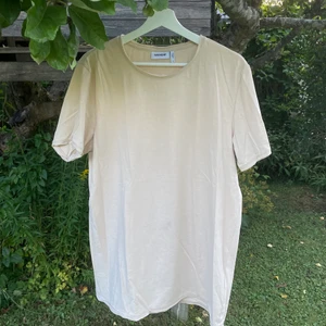 T-shirt - Enfärgad t-shirt från weekday😊 Kolla in mina andra produkter (frakten blir inte mer än 66kr )