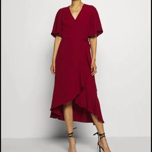 Röd omlottklänning - Vinröd omlottklänning från Carin Wester, stl 36 och passar mig som vanligtvis är 36/38! Köpt förra året men aldrig använd (prislappen kvar). Skriv privat för frågor eller fler bilder på hur den sitter på! 💞 köparen står för frakten