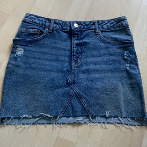 H&M kjol - Det är en H&M kjol, är köpt för ett halvår men är dock bara använt 1 gången på skolavslutningen. Den är i storlek 38. Den är i ny skick, köpt för 250 men säljer för 79 för att jag vill bli av med den. 