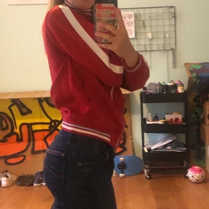 Zip-up hoddie - Den är köpt på loppis för ett tag sedan men jättebra kvalitet! Det är väldigt fina detaljer på kragen och armarna. Säljer pga den har blivit för kort i armarna på mig tyvärr, jag har vanligtvis S så passar en XS. Läs min bio och fråga om ni undrar!💕