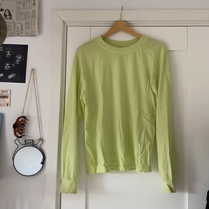 Grön långärmad tröja ASOS - Super skönt långärmad tröja i stl 36 (s) men skulle även passa större då den är overzised. Använd fåtal gånger, säljer då den mest ligger i garderoben tyvärr. 