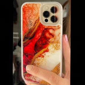 Mobil skal 12 PRO - ett helt oanvänt mobil skal, inte riktigt min stil därför säljer jag det, storlek 12 PRO, köpt för 99kr säljs för 70kr 